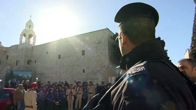 بيت لحم.. احتفالات بعيد الميلاد المجيد وقطعة قماش تعود لميلاد المسيح