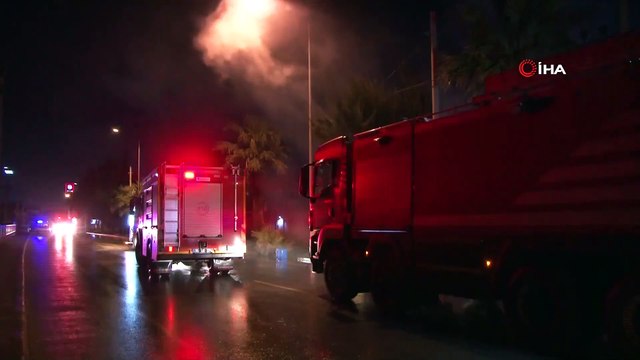 İzmir’de Servis Bakım Alanında Yangın: 6 Araç Yanarak Küle Döndü