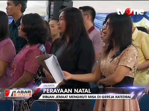 Ribuan Jemaat Ikuti Misa di Gereja Katedral