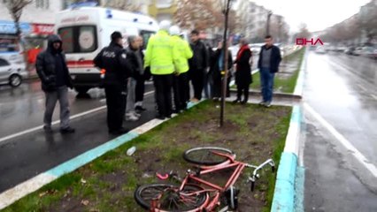 Kızı ve eşinin kaza geçirdiği öğrenip hastaneye koştu, gözyaşlarına hakim olamadı