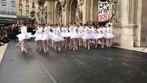 Fransa'da balerinler 'emeklilik planı' için grev yaptı... Sokakta Kuğu Gölü'yle protesto edildi