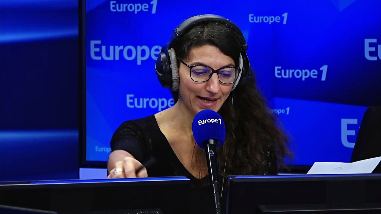 Maria Carey sort un nouveau clip pour les 25 ans de "All I want is Christmas", un spectacle improvisé sur le parvis de l'opéra Garnier