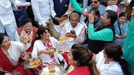 आदर्श सड़क पर बैठकर लोगों के साथ विधायक ने लिया टिफिन पार्टी का लुत्फ