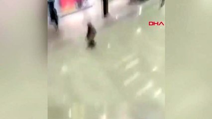 Hong kong'da bir eylemci alışveriş merkezinin ikinci katından zemine atladı