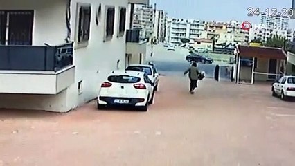 Şiddetli rüzgar yaşlı kadını savurup yere düşürdü