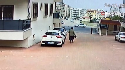 Şiddetli rüzgarın yaşlı kadını savurup yere düşürdüğü anlar kameralara böyle yansıdı