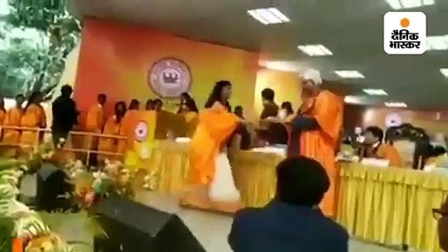 जाधवपुर यूनिवर्सिटी के दीक्षांत समारोह में छात्रा ने डिग्री लेते समय नागरिकता कानून की प्रति फाड़ी