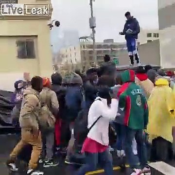 Le rappeur Blueface lance des milliers de dollars aux sans abris à San Francisco !