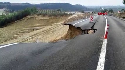 Adana sel sırasında yol böyle çöktü-1