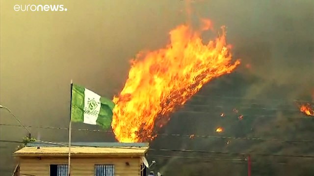 Más de 100 casas arrasadas por un incendio en Valparaíso en Chile