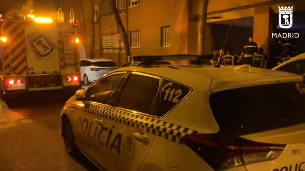 Trasladan a una mujer al hospital por inhalar humo en un incendio en Madrid