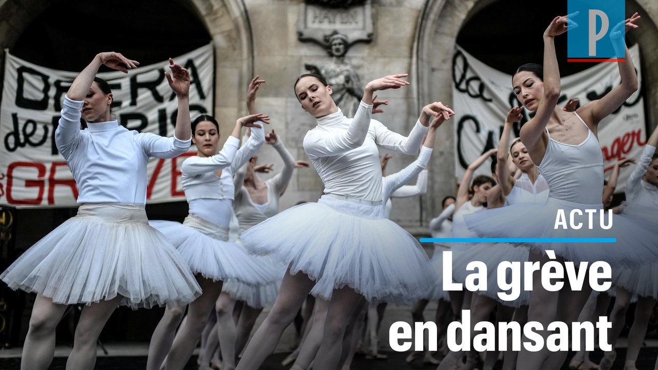Les danseuses de l'Opéra  interprètent le Lac des Cygnes devant le Palais Garnier