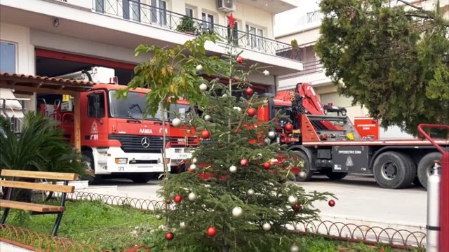 Χριστούγεννα στο καθήκον για τους πυροσβέστες και τους διασώστες του ΕΚΑΒ Λαμίας