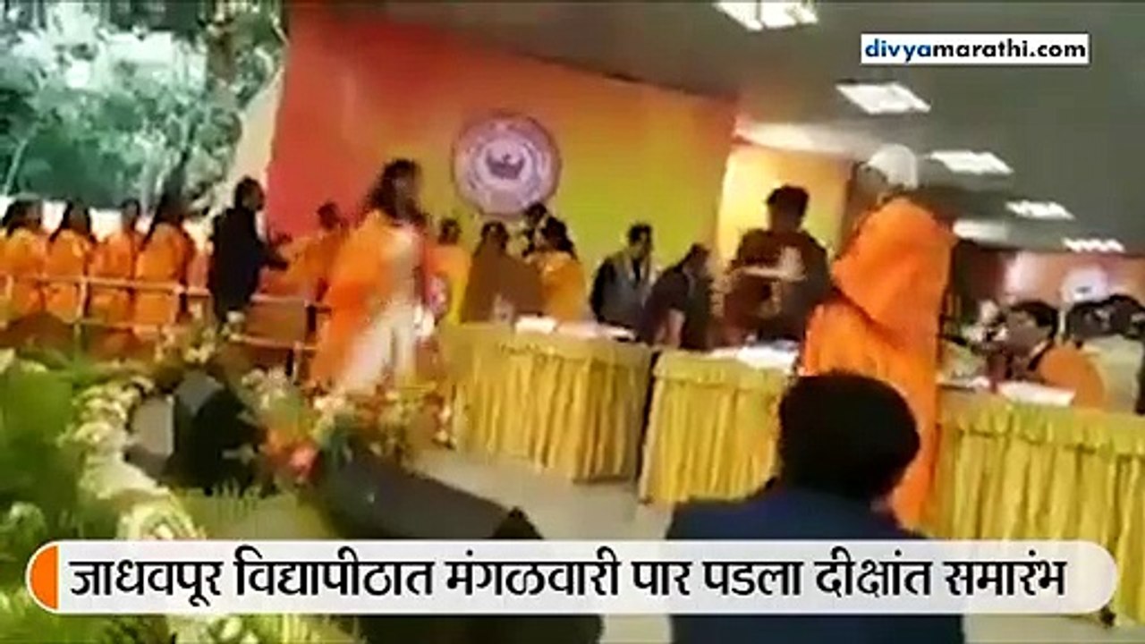 दीक्षांत समारंभात विद्यार्थिनीने फाडली नागरिकत्व कायद्याची प्रत