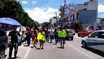 Estafadores son golpeados y obligados a caminar semidesnudos en México
