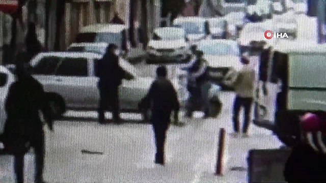 Motosikletliye çarpmamak için park halindeki araca çarpıp kaldırıma çıktı...O anlar kamerada