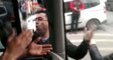 İstanbul'da İETT otobüsünün önünü kesen bir grup, şoförü darp etmek istedi!