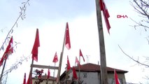 Darbe girişiminden sonra evini türk bayraklarıyla donattı