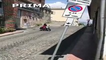 Aída Nízar se cae de la moto mientras grababa este vídeo circulando sin casco en un ciclomotor