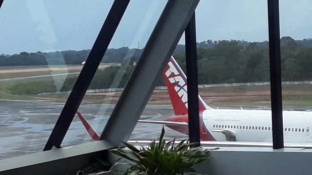 [SBEG Spotting]Embraer 195 PR-AXT pousa em Manaus vindo de Tabatinga