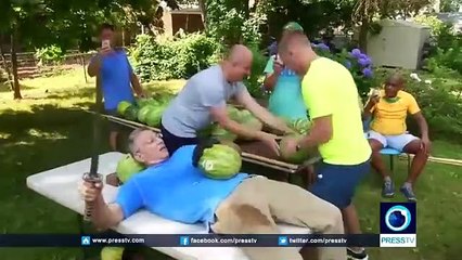 Este hombre, con poco aprecio por su vida, corta 26 sandías sobre su propio vientre con un sable