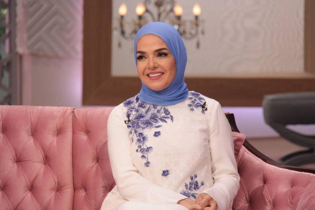 منى عبد الغني تعلق بصراحة على موضة خلع الفنانات للحجاب بعد سؤال مفاجئ