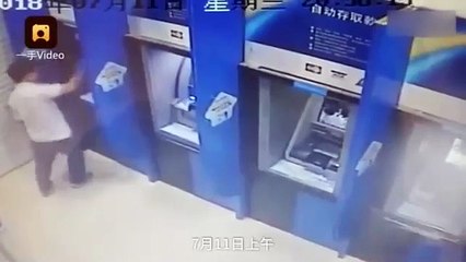 Este hombre destruye con un martillo varios cajeros autómáticos por venganza
