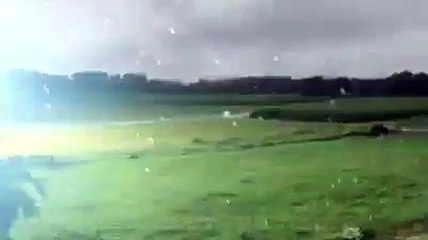 Capta la caída de un rayo a pocos metros y vive para contarlo