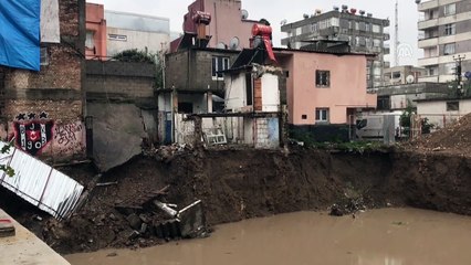 Adana'da sağanak nedeniyle bir evin giriş kısmı yıkıldı