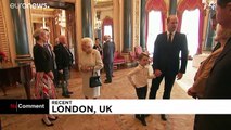 ویدئو؛ همراهی ملکه بریتانیا با پسر، نوه و نتیجه‌اش برای تهیه دسر کریسمس