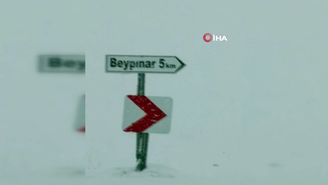 Karda mahsur kalan öğrenci servisinin imdadına iş makinası yetişti