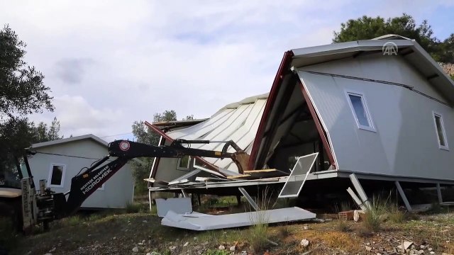 Muğla'daki Akbük Koyu'nda kaçak yapıların yıkımı devam ediyor