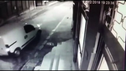 Apartman girişine bırakılan yeni doğmuş bebek koruma altına alındı - İSTANBUL