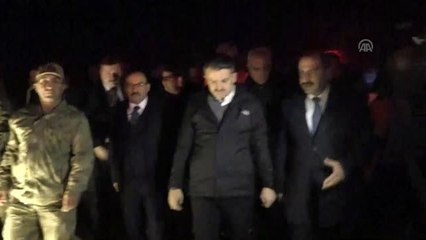 Bakan Pakdemirli, örtü yangınının etkili olduğu alanlarda incelemelerde bulundu