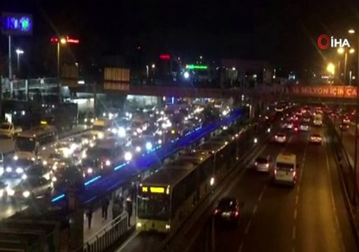 Metrobüste uzun kuyruklar oluştu