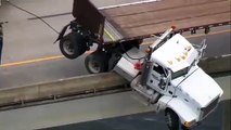 Camión queda colgado de un puente sobre un río al sur de EE.UU.