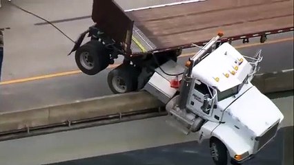 Camión queda colgado de un puente sobre un río al sur de EE.UU.