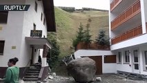 Esta enorme roca de 20 toneladas choca choca contra un edificio en Austria