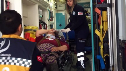 Zeytin işçilerini taşıyan minibüs kaza yaptı: 10 yaralı (2) - BALIKESİR