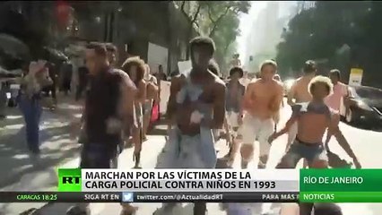 Así marchan los brasileños por las víctimas de una carga policial contra niños en 1993