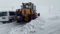 Kara saplanan öğrenci servisini karla mücadele ekipleri çıkardı - SİVAS