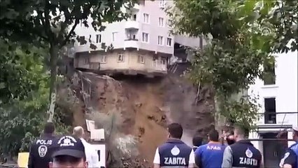 Así se derrumba un edificio de cuatro pisos en Turquía