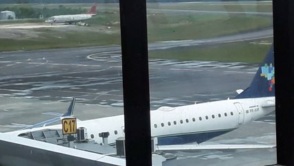 [SBEG Spotting]Embraer 195 PR-AXT sendo rebocado para o terminal de passageiros