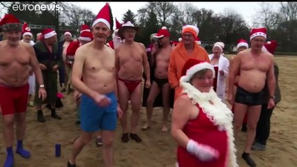 شاهد: عشرات الألمان يحتفلون بالميلاد بالقفز في بحيرة على أطراف برلين