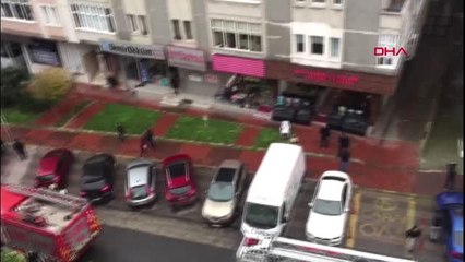 Bahçelievler'de binanın çatısı alev alev yandı