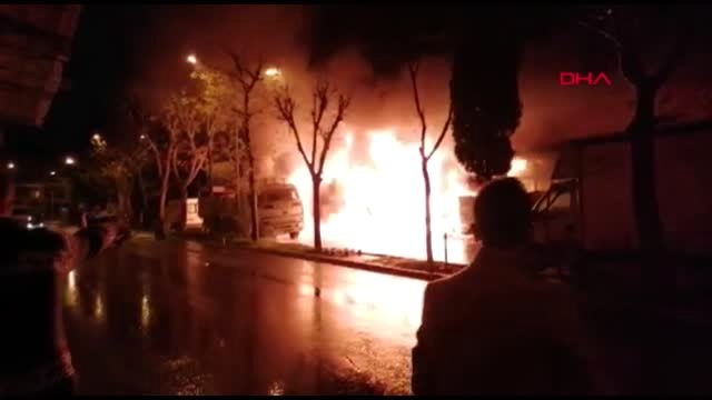 Sultangazi'de mobilyacılar sitesinde bir iş yeri alev alev yandı