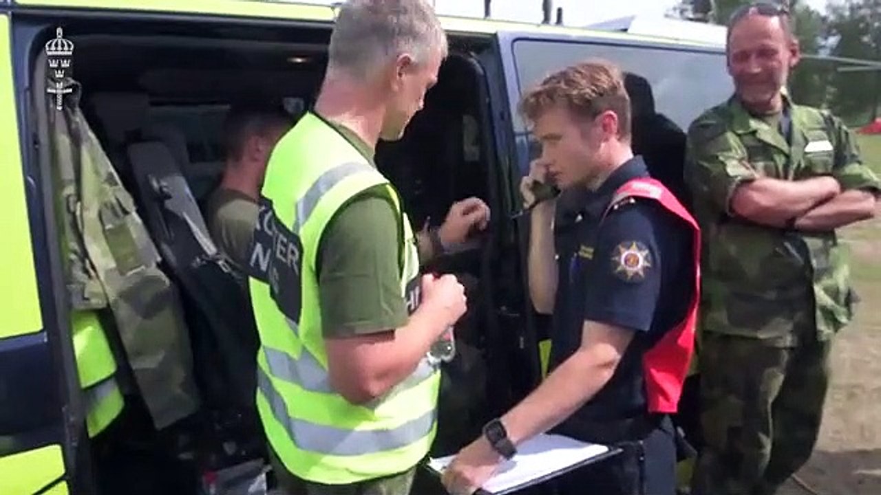 Así lanzan las fuerzas aéreas de Suecia una bomba sobre incendio forestal para apagar el fuego