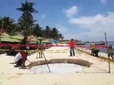 Este enorme socavón surge 'de la nada' a unos metros del mar en Playa del Carmen en México