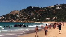 Así desembarca una patera con 50 subsaharianos ante los atónitos turistas de una playa española