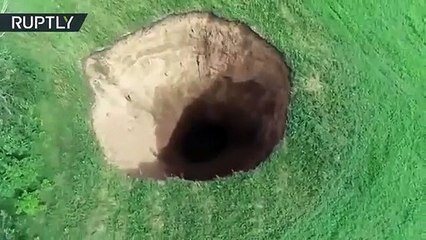 Aparece un sorprendente agujero de 50 metros de profundidad en el oeste de Rusia